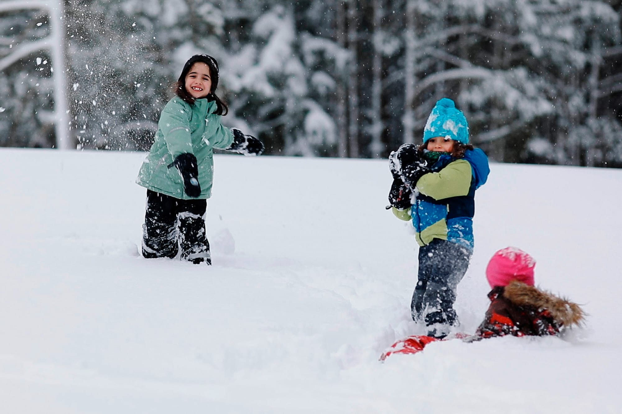 klein_STERN_kinder_schneespielen2